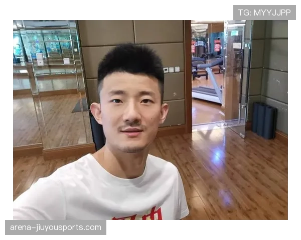 谌龙训练完啃鸡腿那一下,真绷不住了 谌龙训练完啃鸡腿那一下,真绷不住了